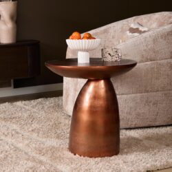 Detail van de koperen gouden finish op de bijzettafel Jarah