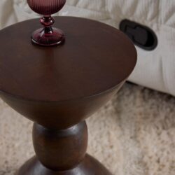 Detail mangohouten bijzettafel Ron Bruin