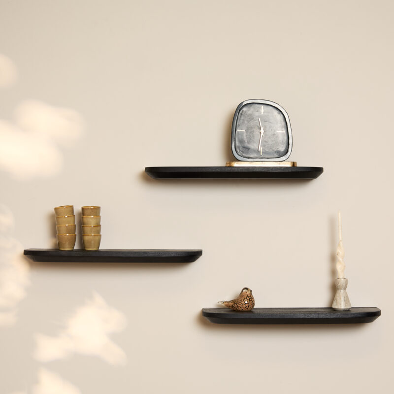 Textuur van Gusta wandplank black, mangohout en black finish