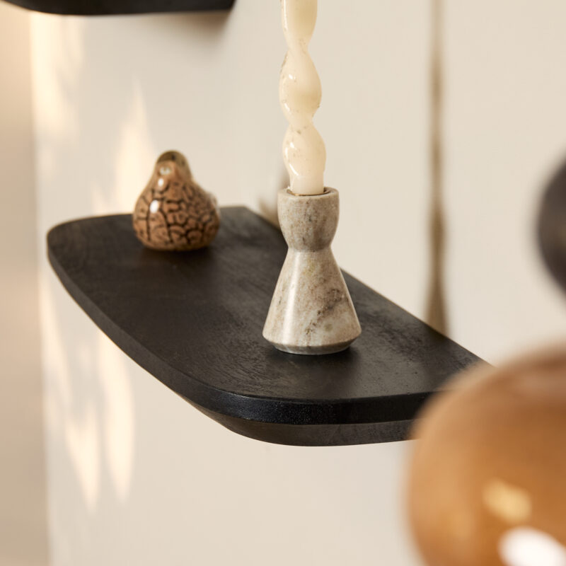 Gusta wandplank black in interieur, woondecoratie