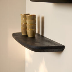 Gusta wandplank black vanuit ander perspectief, woondecoratie