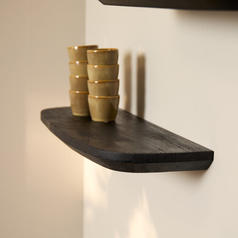 Gusta wandplank black vanuit ander perspectief, woondecoratie