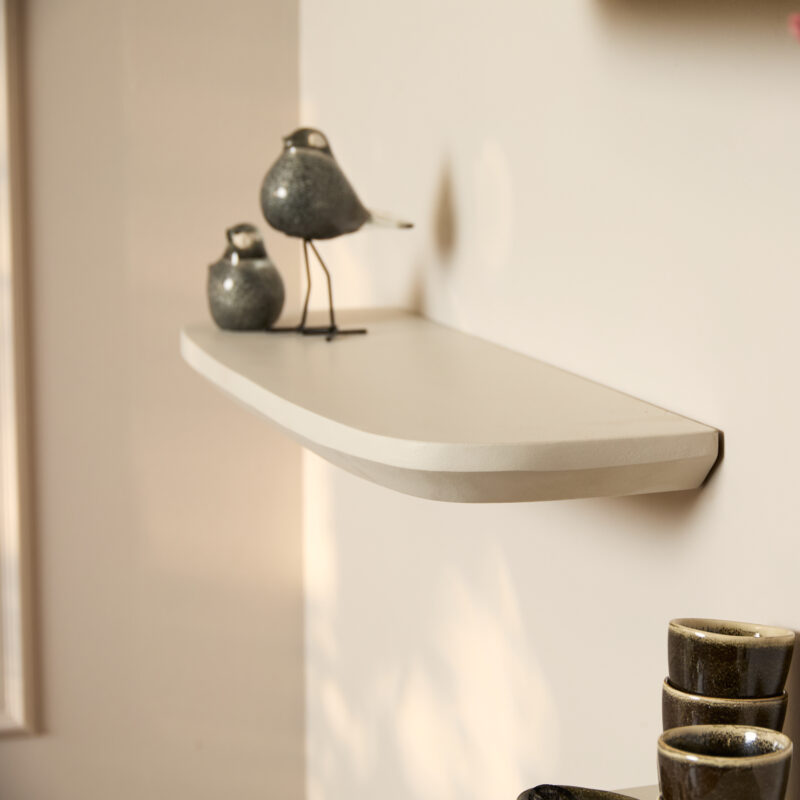 Gusta wandplank in interieur setting met andere decoratieve elementen