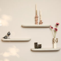 Textuur van het mangohout op de Gusta wandplank