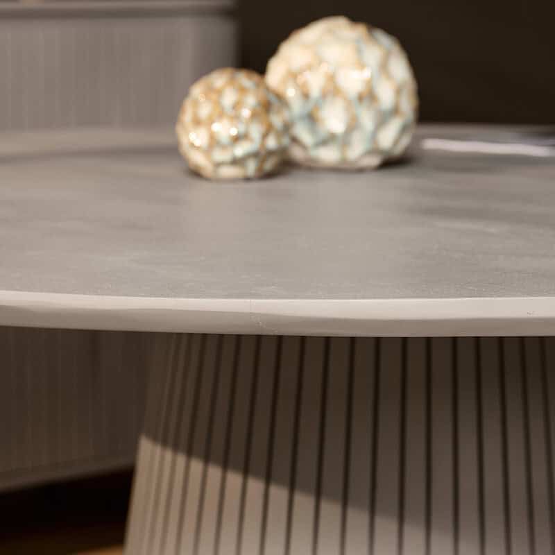 Moderne eettafel Solana in taupe kleur met een ronde vorm en een elegante afwerking, perfect voor een stijlvolle eetkamer.