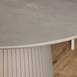 Textuur van het mangohout van de eettafel Solana in taupe