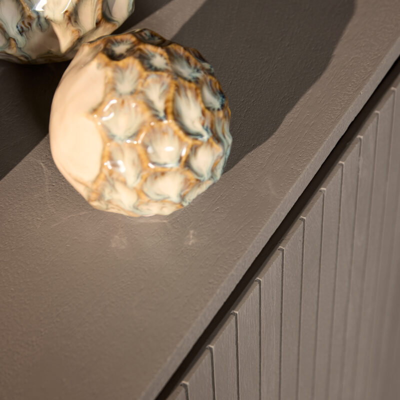 Dressoir Solana taupe in woonkamer