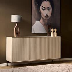 Elegant Madison Sand dressoir van Mokana met verticale lamellen, perfect voor moderne interieurs, afmetingen 165 cm breed, ideaal voor opbergen en decoratie.
