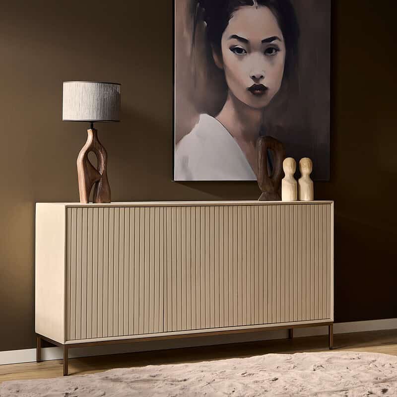 Elegant Madison Sand dressoir van Mokana met verticale lamellen, perfect voor moderne interieurs, afmetingen 165 cm breed, ideaal voor opbergen en decoratie.