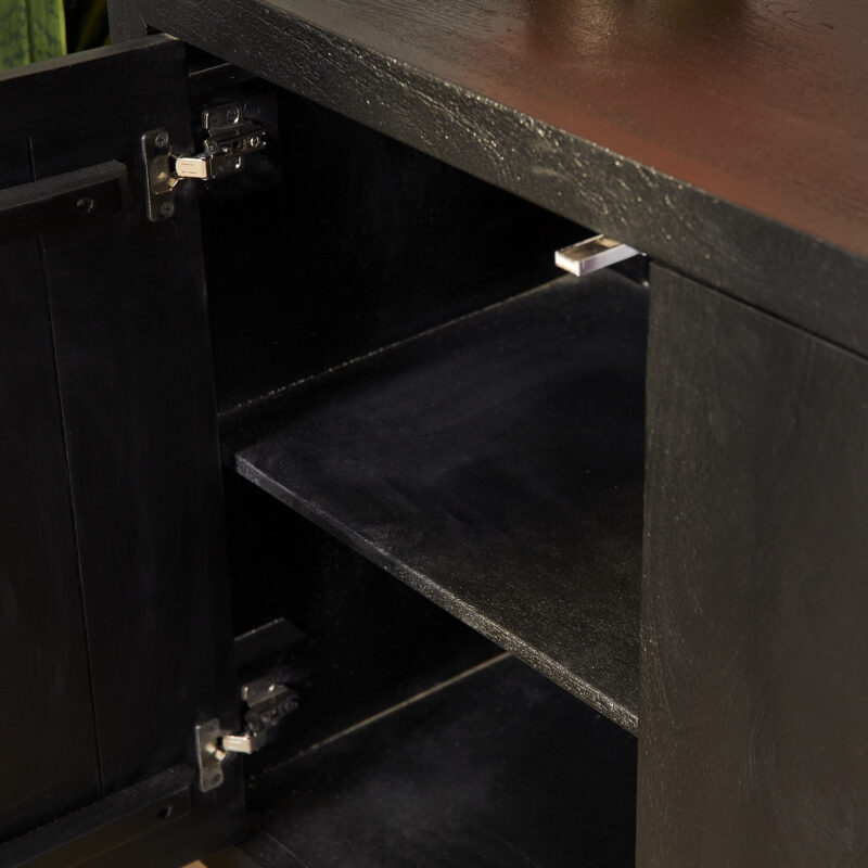 Dressoir in een interieur, black finish en mangohout
