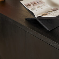 Detail van de black finish op het dressoir