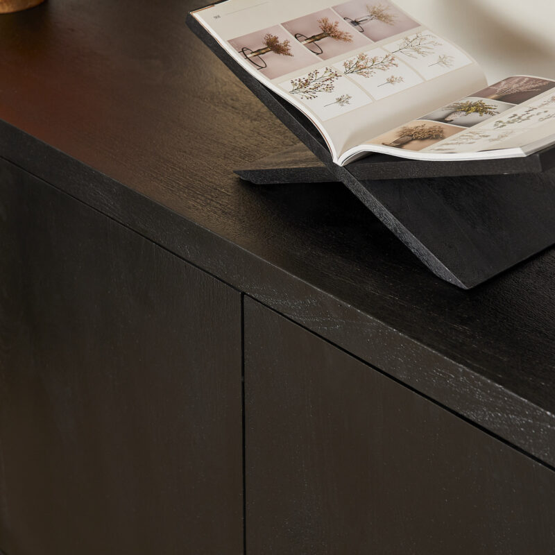 Detail van de black finish op het dressoir