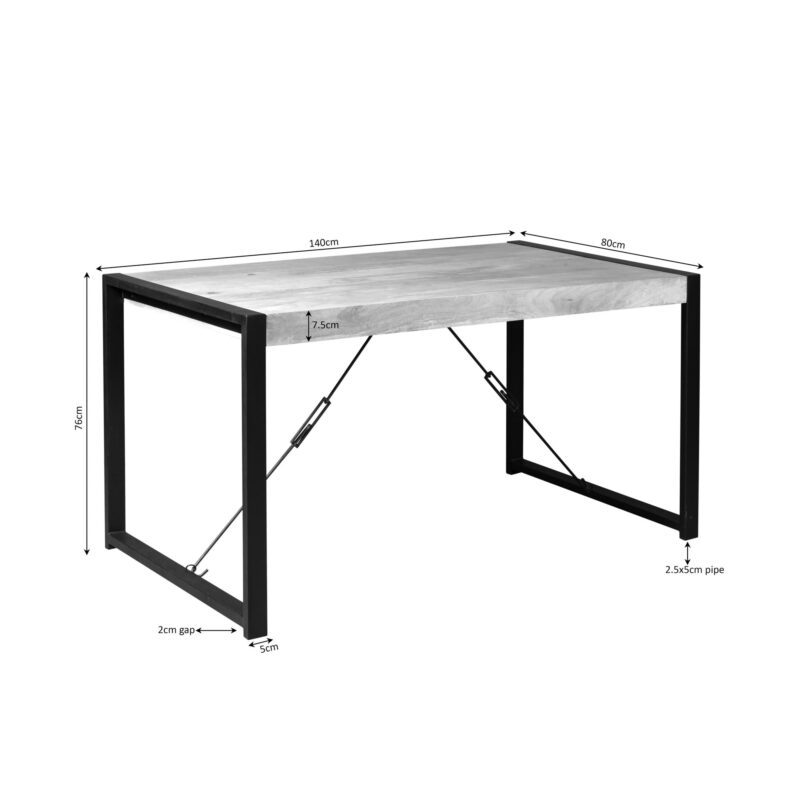 Metalen U-poten op eettafel Britt