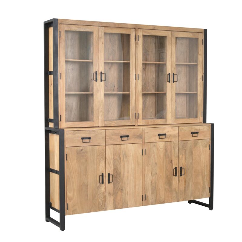 Vitrinekast Britt XXL in een woonkamer, met verschillende stroken hout