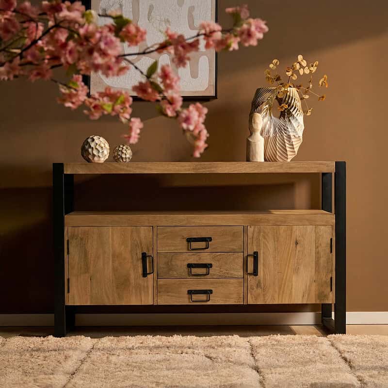 Robuust houten dressoir met zwart metalen frame, perfect voor opbergen en decoratie. Elegant en functioneel meubelstuk voor moderne interieurs.