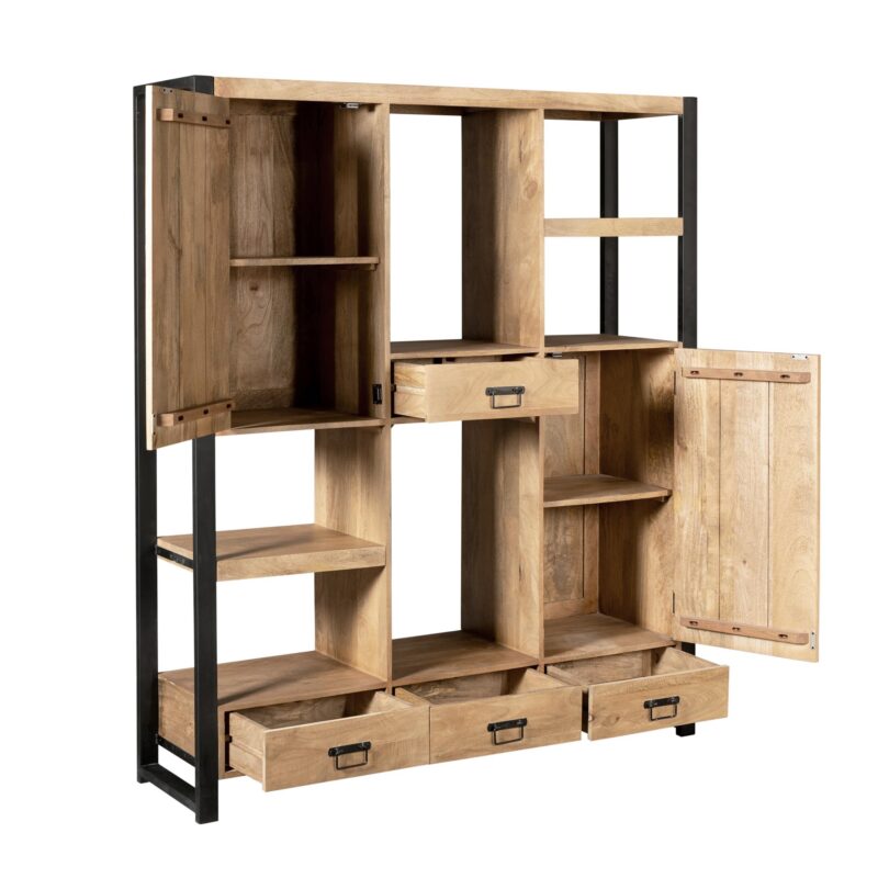 Vakkenkast Britt in een woonkamer, met een bank en een televisie