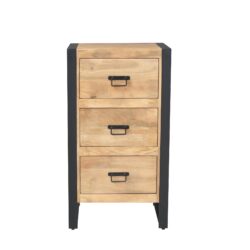 Detail van de zwarte metalen accenten op de Halkast Britt