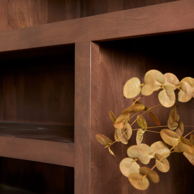 Vakkenkast Brussel Walnut XL in een interieur, stijlvolle kast met open vakken