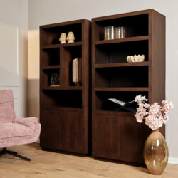 Boekenkast Brussel Brown in een woonkamer, mangohout, bruine finish