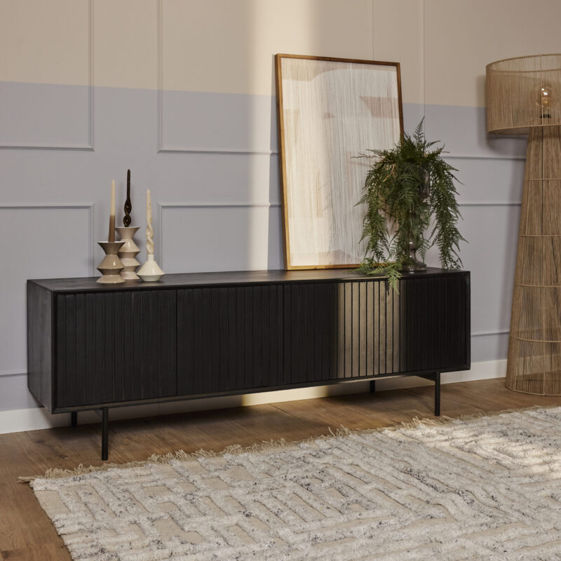 Tv meubel Madison Black in een woonkamer, met een zwarte sofa