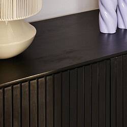 Moderne zwarte dressoir Madison van 165 cm breed, perfect voor stijlvolle opbergruimte in de woonkamer of eetkamer. Gemaakt van hoogwaardig materiaal met een strakke afwerking.