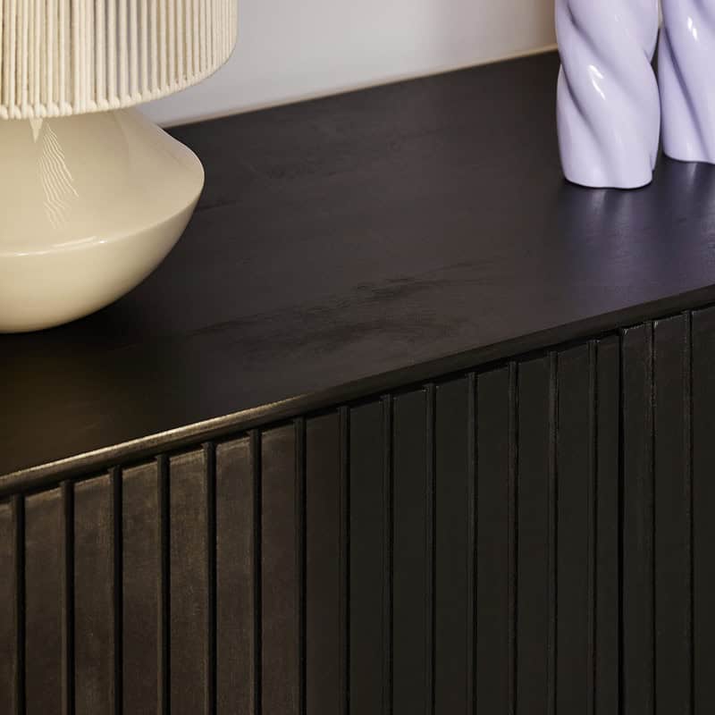 Moderne zwarte dressoir Madison van 165 cm breed, perfect voor stijlvolle opbergruimte in de woonkamer of eetkamer. Gemaakt van hoogwaardig materiaal met een strakke afwerking.