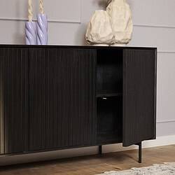 Modern zwart dressoir van 165 cm breed met verticale lamellen, geschikt voor woonkamer of eetkamer, met decoratieve vazen op top.