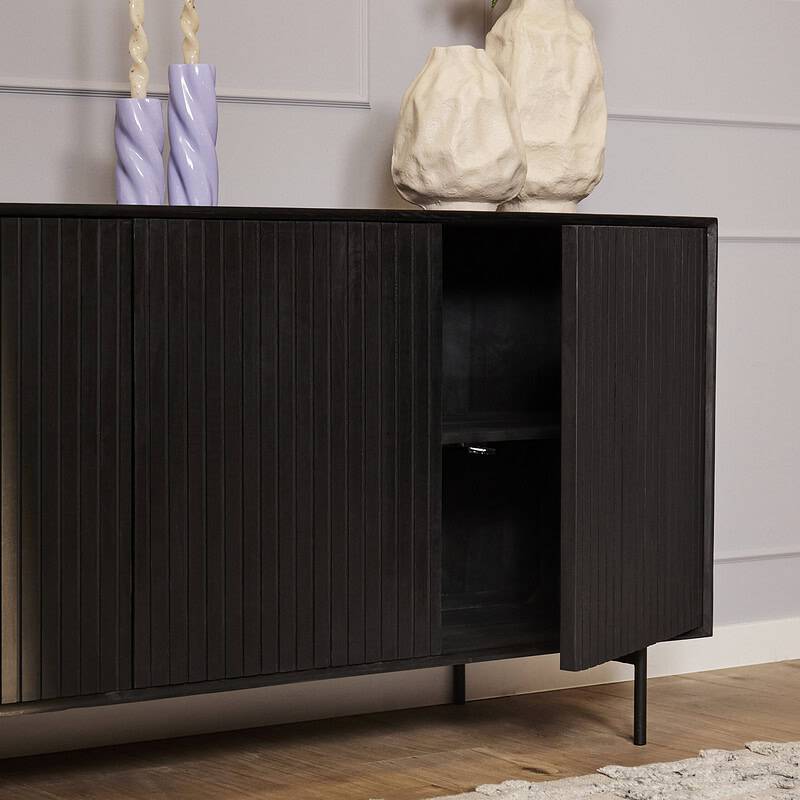 Modern zwart dressoir van 165 cm breed met verticale lamellen, geschikt voor woonkamer of eetkamer, met decoratieve vazen op top.