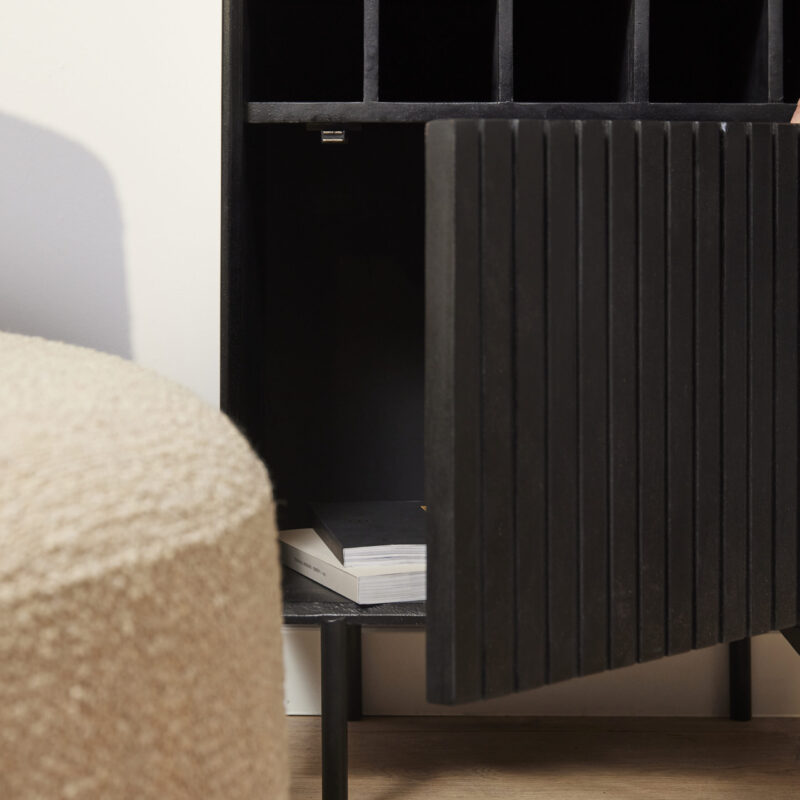 Wijnkast Madison Black in interieur, woonserie