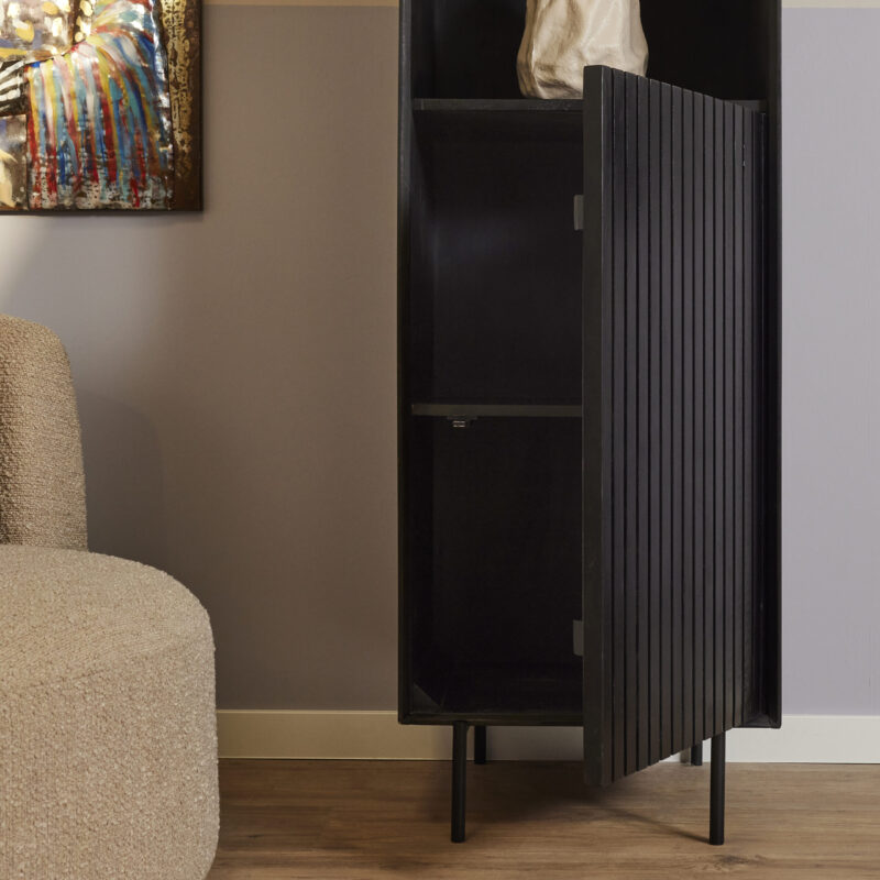 Boekenkast Madison Black in interieur, woonkamer, zwarte lak