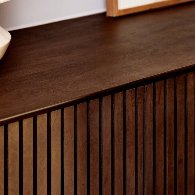 Elegant dressoir Madison in warm bruin hout, 165 cm breed, perfect voor moderne interieurs en opbergruimte.