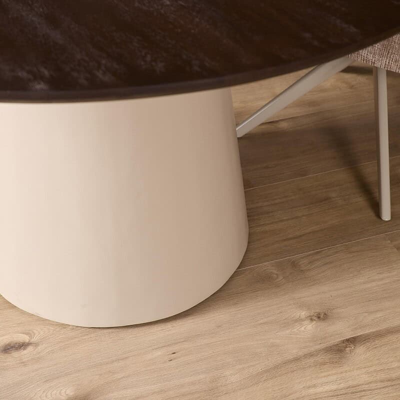 Moderne eettafel Madison Brown van Mokana, 150 cm breed, met een warme houten afwerking en een stevige basis, perfect voor een stijlvolle eetkamer.