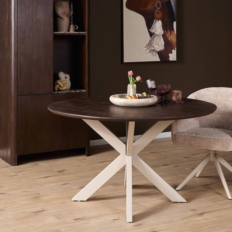 Moderne eettafel Madison in bruin met zandkleurige poot, 110 cm diameter, perfect voor gezellige diners en huiselijke bijeenkomsten.