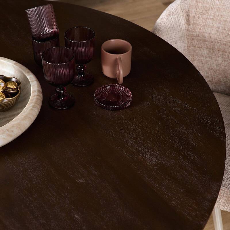 Eettafel Madison Brown met zandkleurige poot, 150 cm, gemaakt van massief hout met een elegante afwerking.