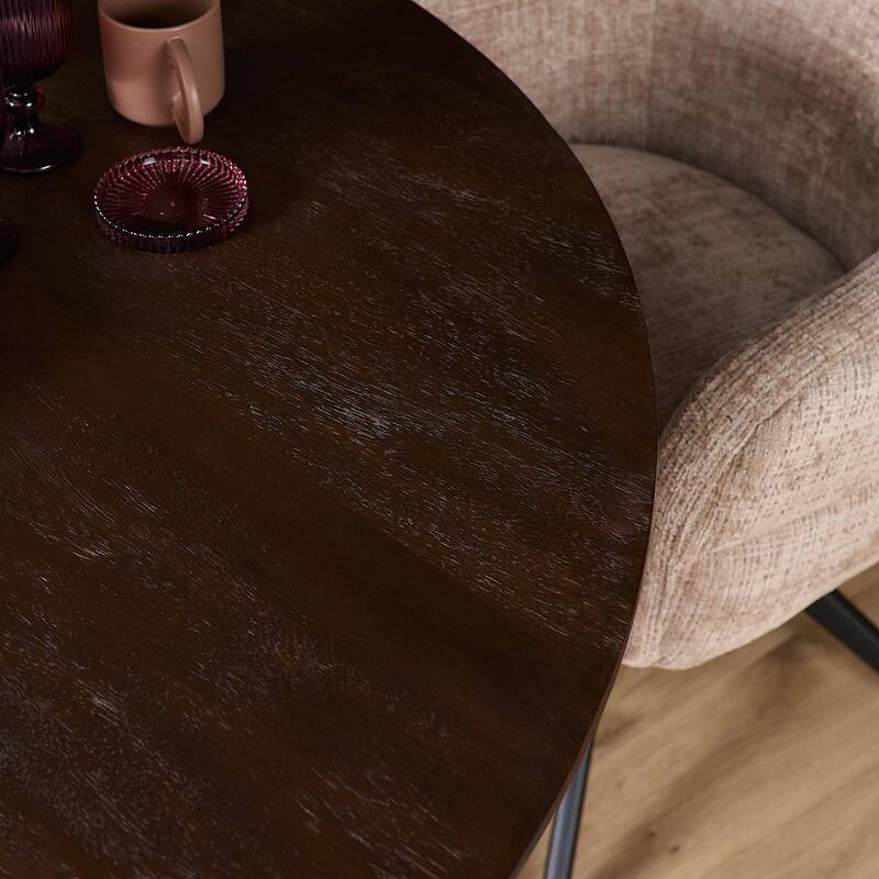 Moderne eettafel Madison in bruin hout met zwarte metalen poten, perfect voor gezellige diners en ruime eetkamers.