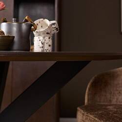 Hoogwaardige eettafel Madison in bruin met zwarte poot, perfect voor moderne eetkamers. Duurzaam en stijlvol ontwerp dat comfort en elegantie combineert.
