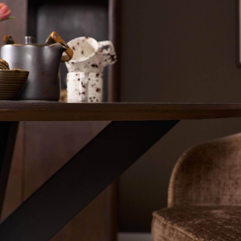 Hoogwaardige eettafel Madison in bruin met zwarte poot, perfect voor moderne eetkamers. Duurzaam en stijlvol ontwerp dat comfort en elegantie combineert.