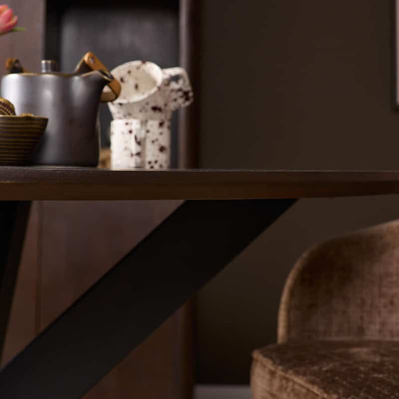 Moderne eettafel Madison in bruin met zwarte poot, 130 cm, perfect voor een stijlvolle eetkamer. Gemaakt van hoogwaardige materialen voor duurzaamheid en elegantie.