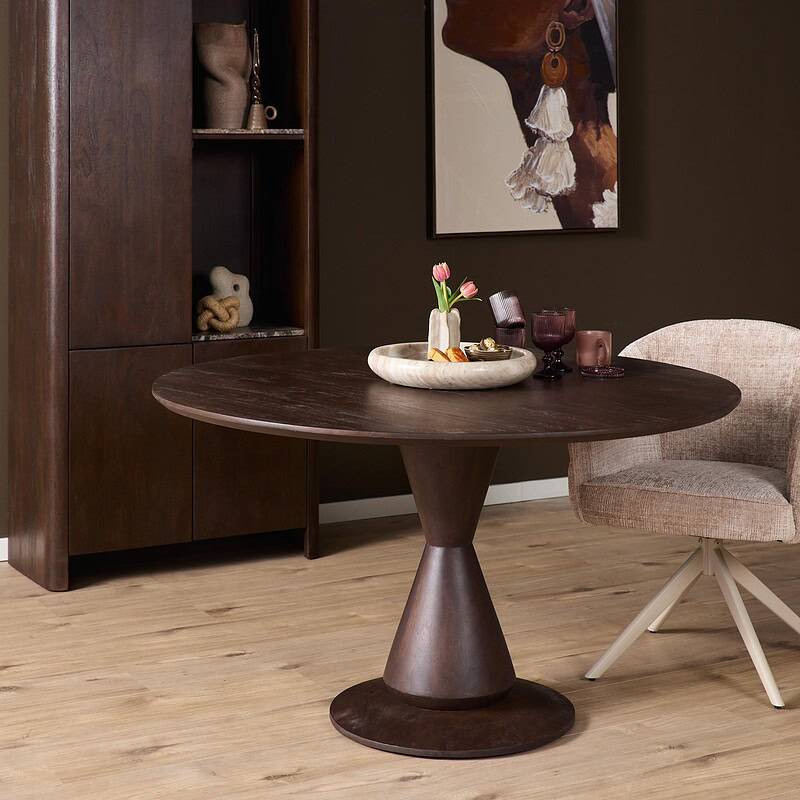 Ronde eettafel Lima in bruin hout, perfect voor gezellige maaltijden en bijeenkomsten. Elegant design met stevige basis, ideaal voor moderne en klassieke interieurs.