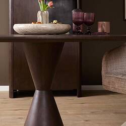 Ruimtelijke ronde eettafel Lima in warm bruin hout, perfect voor gezellige maaltijden en bijeenkomsten.