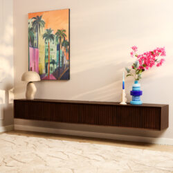 Detail mangohouten deuren, verticaal lattenpatroon, Zwevend tv-meubel Madison Brown