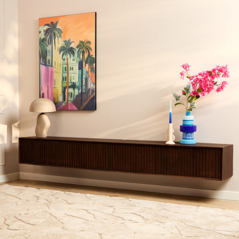 Detail mangohouten deuren, verticaal lattenpatroon, Zwevend tv-meubel Madison Brown