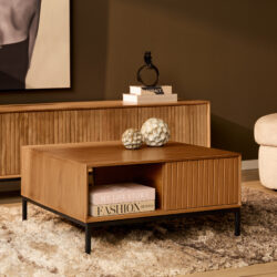 Detail van lattenpatroon op lade van salontafel Madison Natural