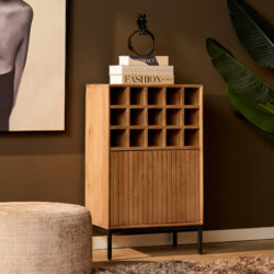 Detail wijnkast Madison Natural, mangohout, verticaal lattenpatroon