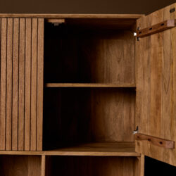 Detail van deur van vakkenkast Madison Natural