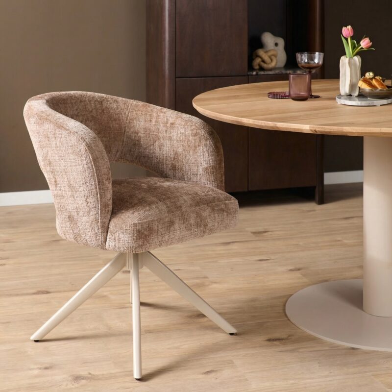 Detail van armleuning van eetkamerstoel Demi in cinnamon