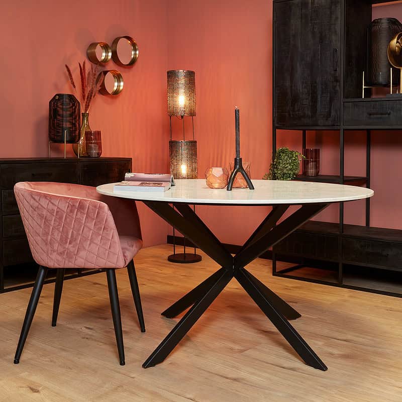 Moderne ronde eettafel Lynn met witte marmeren blad en zwart onderstel, perfect voor stijlvolle eetkamers.