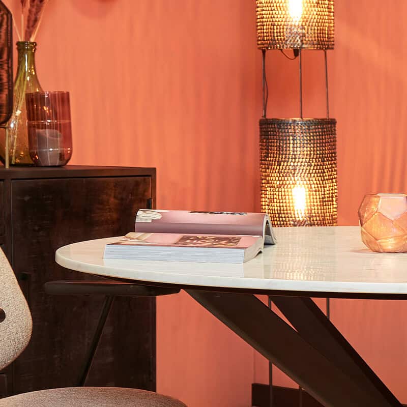 Ronde eettafel Lynn met witte marmeren blad van 130 cm, perfect voor moderne eetkamers en gezellige diners. Hoogwaardige afwerking en elegant design voor een stijlvolle inrichting.