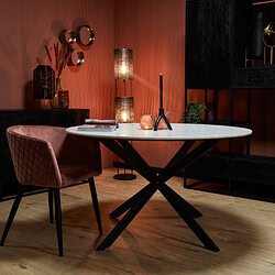 Moderne ronde eettafel Lynn met witte marmeren blad en zwart onderstel, perfect voor stijlvolle eetkamers.