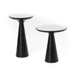 Twee stijlvolle bijzettafels met zwarte conische poten en witte ronde bladen, perfect voor modern interieur en decoratie.